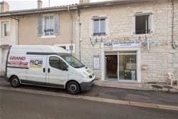Camion de livraison Grand Laurent devant le magasin d'électroménager à Arinthod